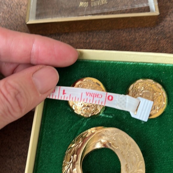 Miss Universe vintage brooch and clip-on earring set - Picture 7 of 10